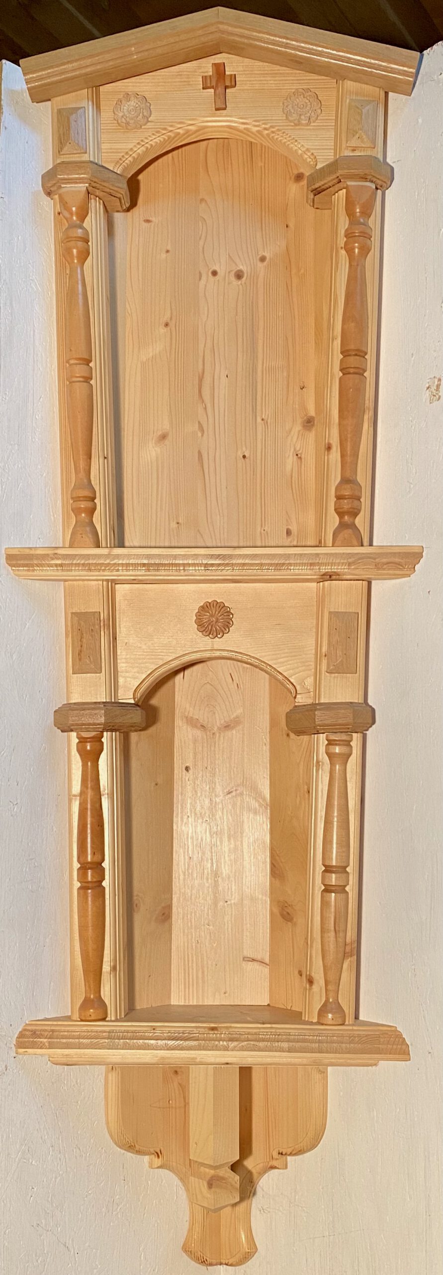 Leer ohne Kreuz und Heiligen