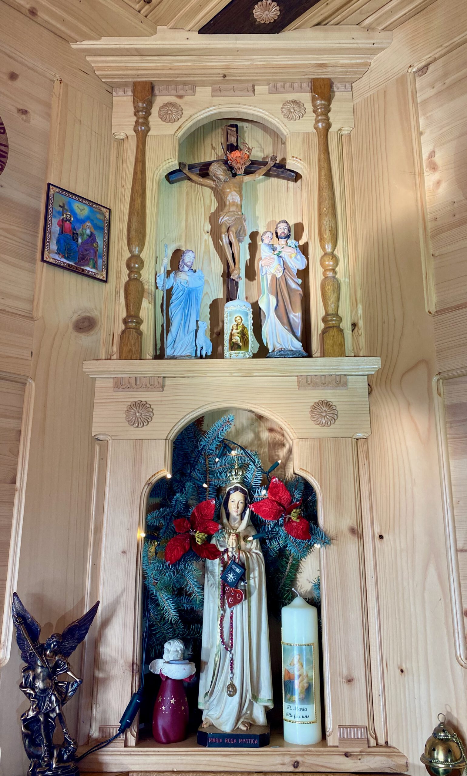 Auf Wunsch geschmückt mit Kreuz und Statuen